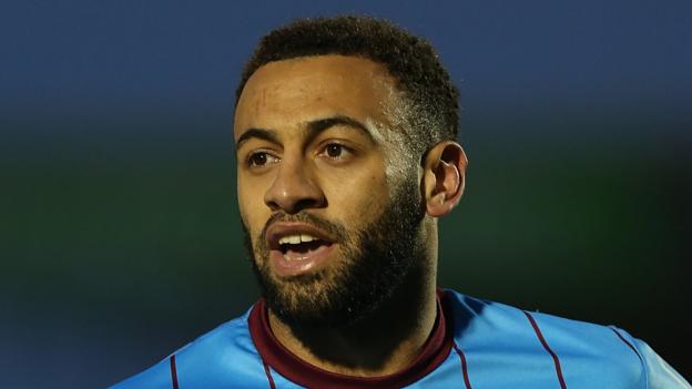 Craig Davies: Oldham re-sign Scunthorpe striker on two-year contract