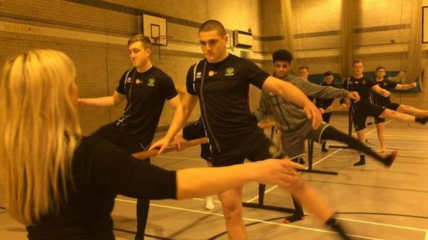 BBC Sport - Get Inspired: Wigan Warriors rugby league youth team try ballet to improve muscle strength - BBC News