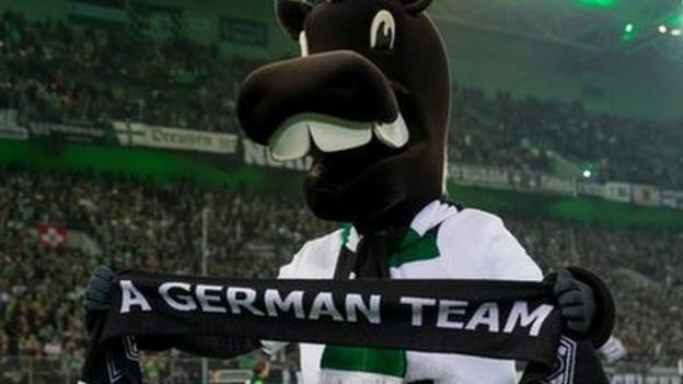 A German Team: Borussia Monchengladbach order 2000 more scarves - BBC News