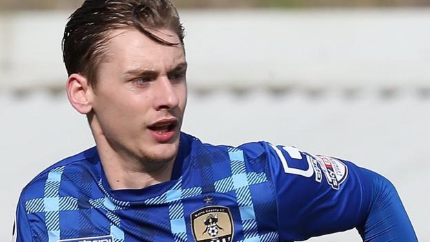 Elliott Hewitt: Notts County right-back signs new deal with League Two club