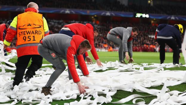 Tokeo la picha la Stewards had to clear the pitch paper and streamers thrown by Bayern Munich fans - sky sports