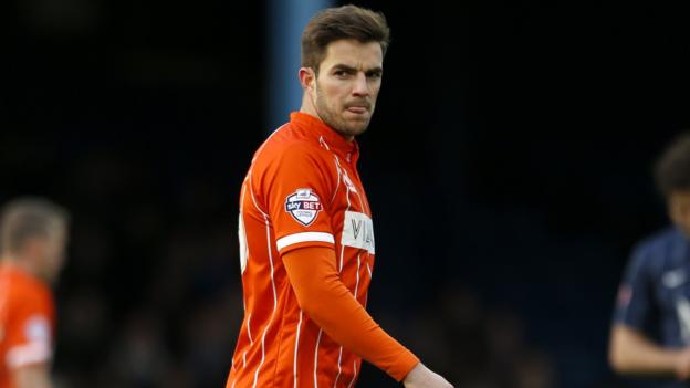 Accrington sign Little and Fosu on loan