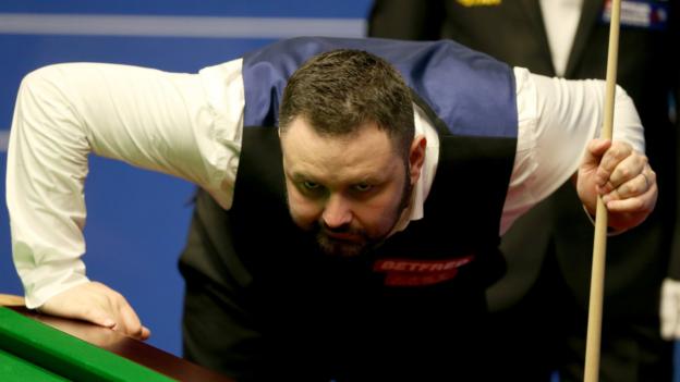 World Championship: Stephen Maguire beats Rory McLeod 13-3 to reach quarters