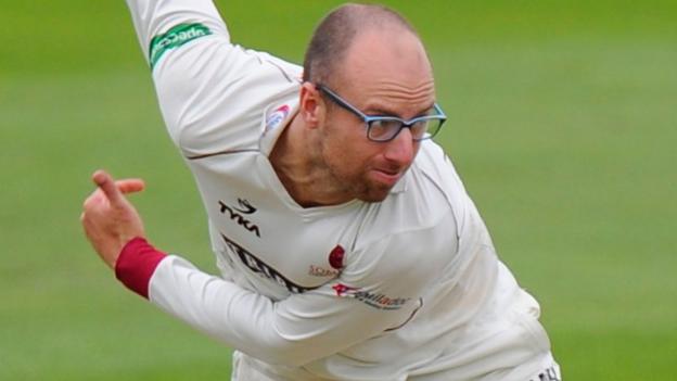 County Championship: Somerset beat Warwickshire at Taunton to enter title hunt