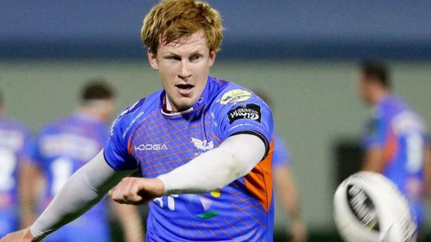 Saracens v Scarlets: Rhys Patchell impressed by 'awesome' Owen Farrell - BBC News