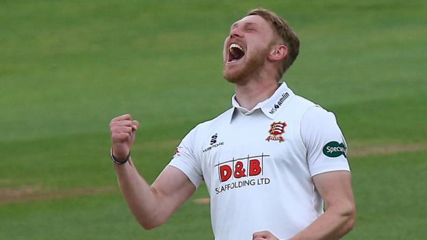 Essex v Hampshire: Visitors struggle with bat on day two