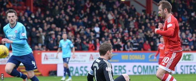 Niall McGinn scores for Aberdeen against Hamilton Academical