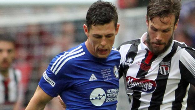 James Bolton: Gateshead sign FC Halifax Town full-back on a three-year deal - BBC News