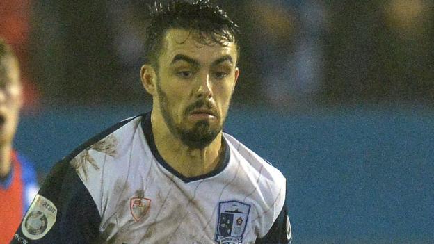 Jordan Williams: Rochdale bring in midfielder from Barrow