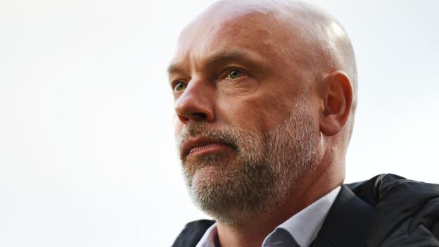 Uwe Rosler: Fleetwood Town head coach extends contract until 2020
