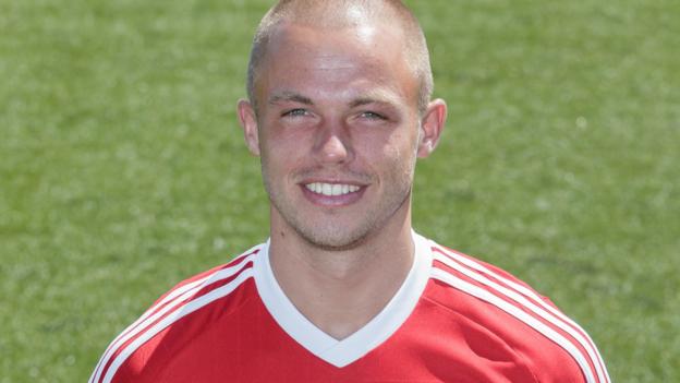 Ricardo Kip: Fleetwood Town sign former Ajax and Almere City midfielder