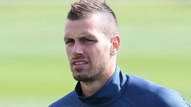 Morgan Schneiderlin: Everton interested in Man Utd midfielder