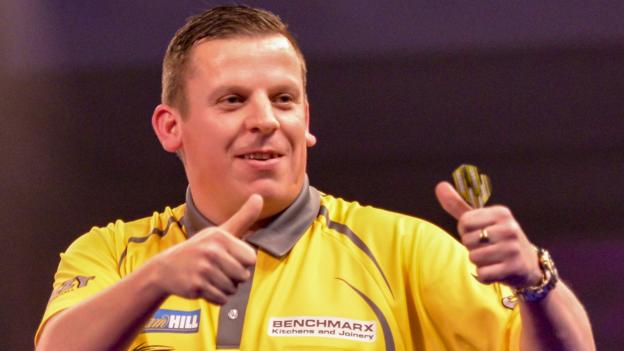 Premier League Darts: Dave Chisnall thrashes Phil Taylor in Belfast - BBC Sport