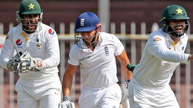 England collapse to Pakistan defeat