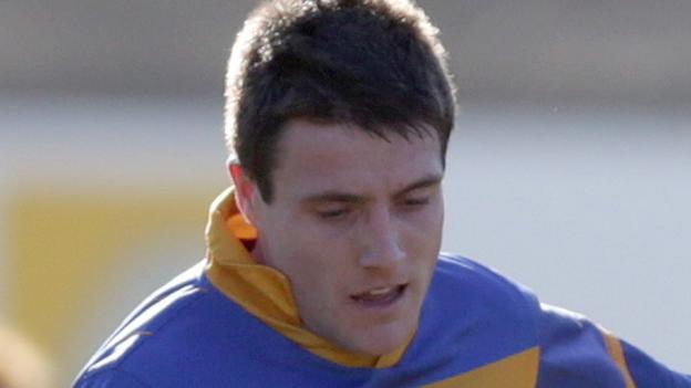 Striker Grant keen to stay at Fleetwood