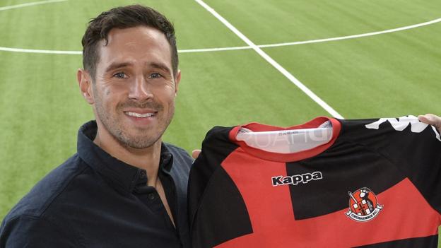 Crusaders sign ex-Linfield defender Sean Ward