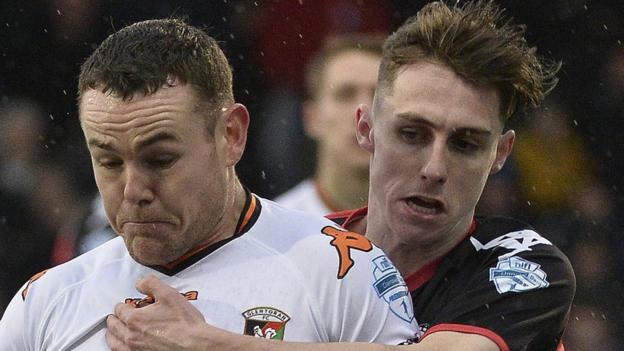 Irish Premiership: Leaders Crusaders draw as Linfield reduce gap
