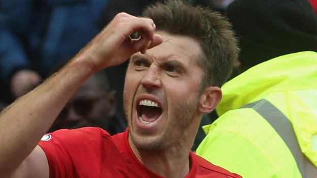 Michael Carrick: Manchester United midfielder says any move would be 'difficult'