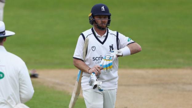Warwickshire v Surrey: Ian Bell misses out on century but helps Bears to draw
