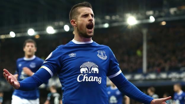 Kevin Mirallas: Everton forward signs new three-year contract