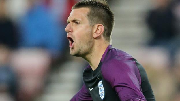 Tom Heaton: England keeper agrees new Burnley contract