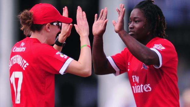 Super League: Lancashire Thunder edge Loughborough Lightning in final over