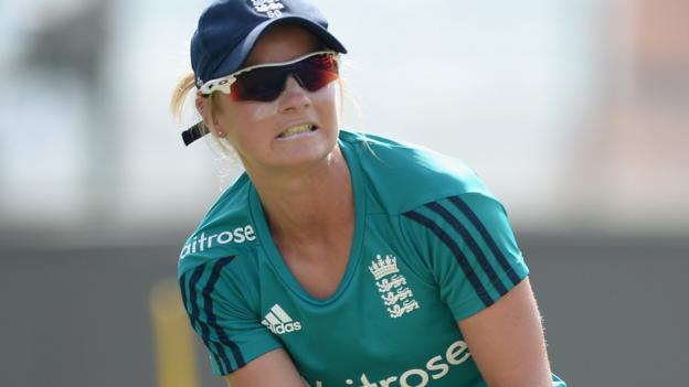 Sussex Women sign England's Wyatt
