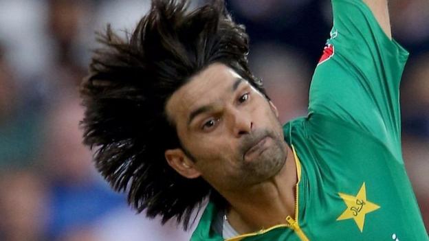 England v Pakistan: Mohammad Irfan bowls incredible wide