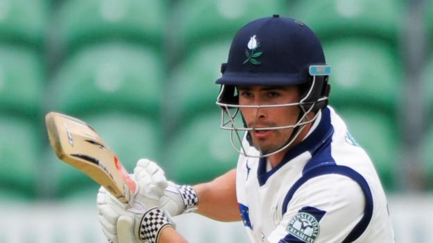 Will Rhodes: Warwickshire sign Yorkshire all-rounder for 2018 on two-year deal