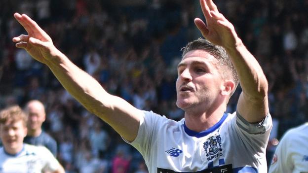 Ryan Lowe: Bury approach Crewe about player-coach role for striker