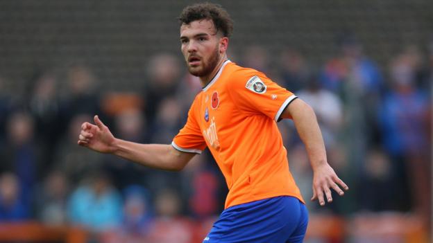 Gateshead: National League club sign Braintree midfielder Mitch Brundle - BBC News