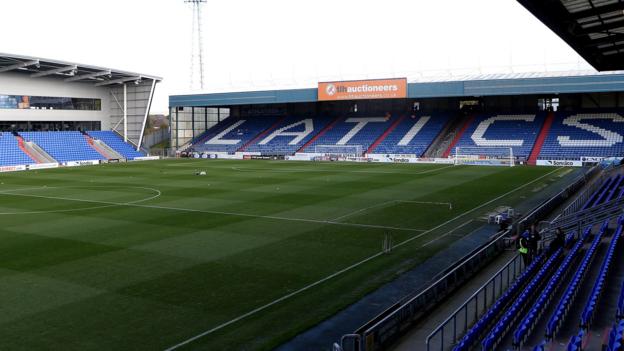 Stephen Robinson: Oldham ban supporter for 'abusive' tweet towards manager's family
