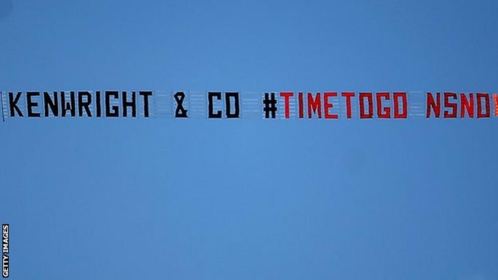 A plane flying with a banner calling for chairman Bill Kenwright to leave