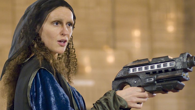 Mona Lisa pointing a blaster.