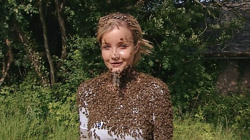 Helen Skelton covered with bees