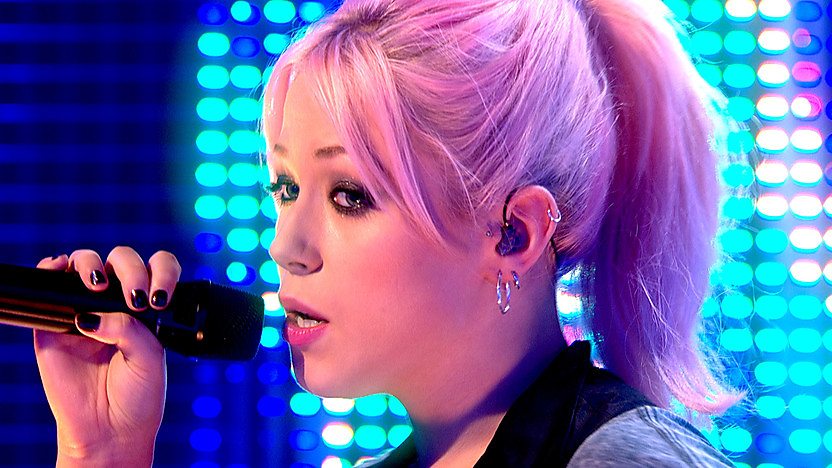 Amelia Lily singing.