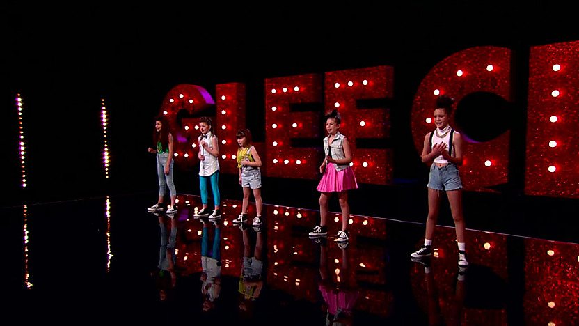 The Peppermints perform on Comic Relief Does Glee Club