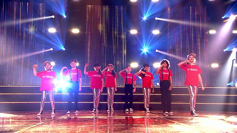 Exceller8 perform on Comic Relief Does Glee Club