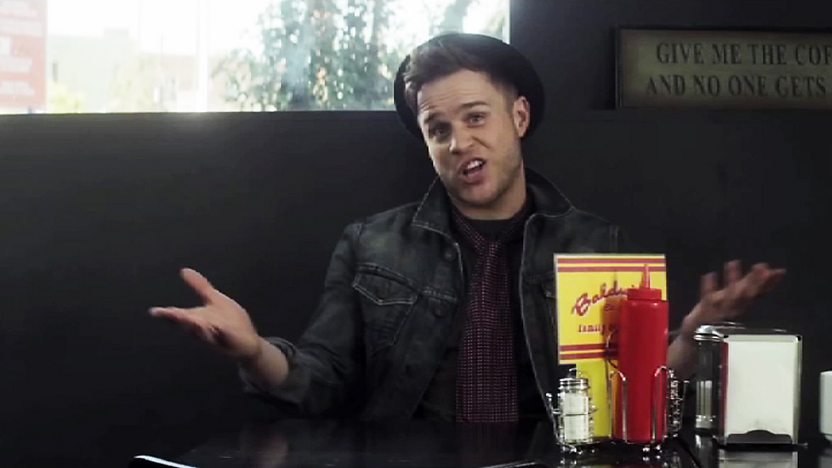 Olly Murs sat in a cafe.