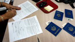 Pasaportes sobre el escritorio de una oficina.