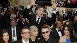 El actor inglés Benedict Cumberbatch apareció de la nada detrás de la banda de rock U2 durante la celebración de los Oscar 2014.