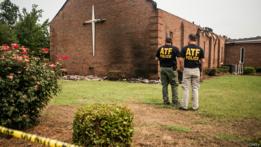 Investigadores en los alrededores de la iglesia Mount Zion