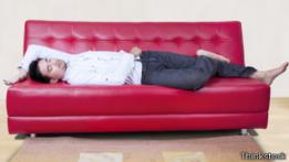 Hombre acostado en un sofá