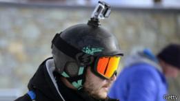 Camara de acción colocado sobre casco de un esquiador