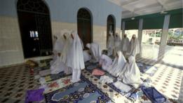 Warga di masjid