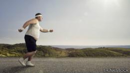 Hombre con sobrepeso corriendo