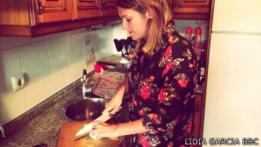 Lidia García Villar cocinando, nueve meses después del diagnóstico del Síndrome de Guillain-Barré.