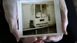 Foto de Beth Allen en una incubadora de Coney Island