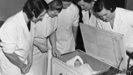 Un grupo de voluntarias se forma en el cuidado de bebes prematuros y el uso de incubadoras en el hospital maternal de Leeds, en INglaterra, en 1939. 