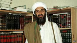 Bin Laden frente a una biblioteca